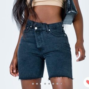 Princess Polly Criss Cross shorts, US 4